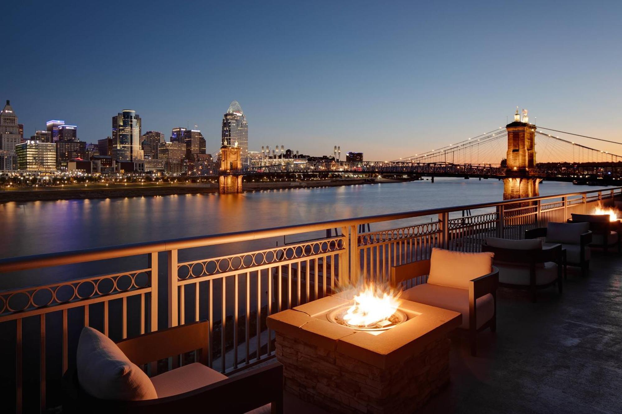 Cincinnati Marriott At Rivercenter Covington Exterior photo